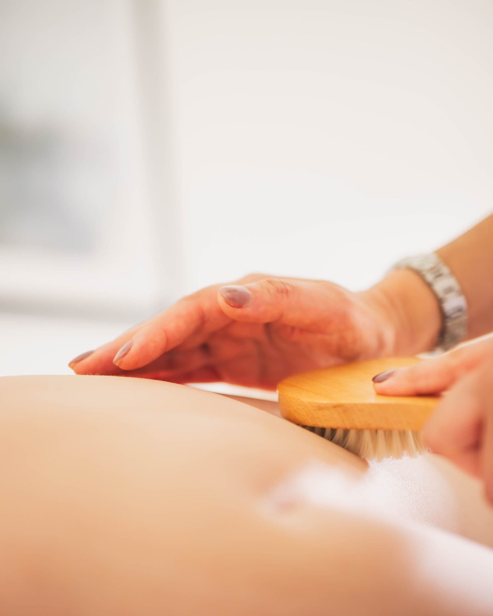 Dry body brushing during a Brazilian Manual Lymphatic Drainage massage